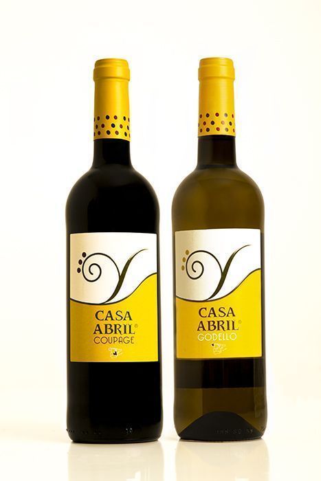 Casa Abril Vino Red & White
